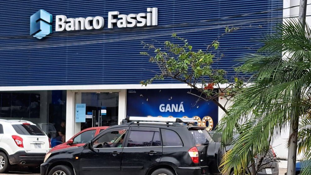 Oficinas de Banco Fassil en Santa Cruz