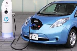 Auto eléctrico cargando batería