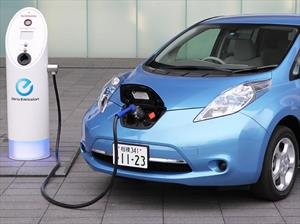 Auto eléctrico cargando batería