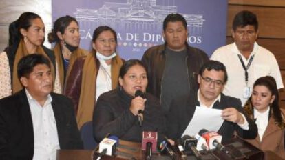 Veto de autoridades en congresos y críticas de Deisy Choque