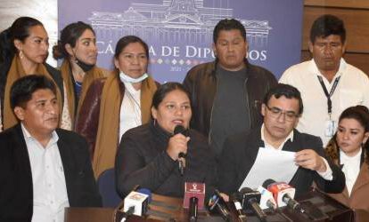 Veto de autoridades en congresos y críticas de Deisy Choque