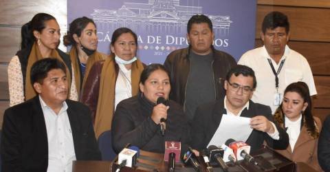 Veto de autoridades en congresos y críticas de Deisy Choque
