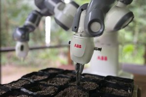 ABB Robotics y Junglekeepers protegiendo la selva amazónica con el cobot YuMi