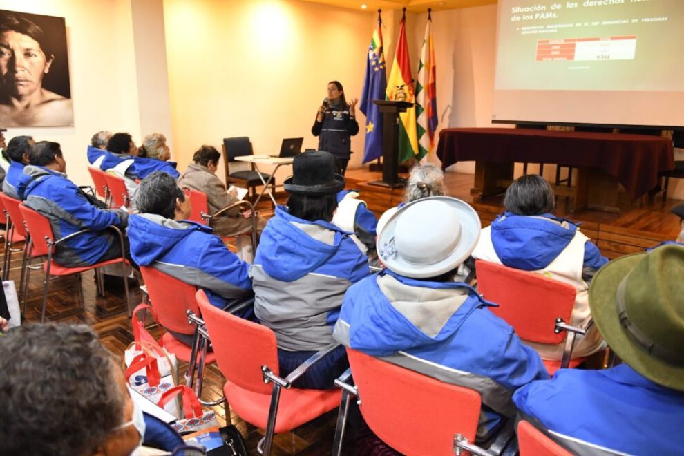 Adultos mayores promotores de derechos humanos