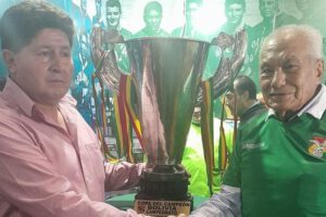 Reconocimiento a futbolistas bolivianos en la Feria Exposición Internacional de Cochabamba
