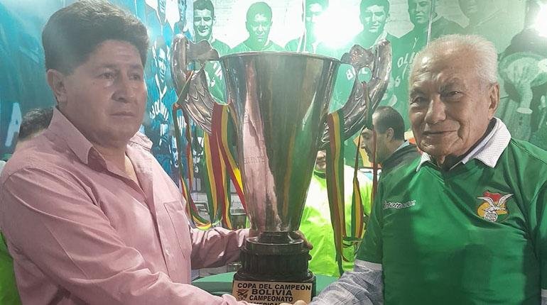 Reconocimiento a futbolistas bolivianos en la Feria Exposición Internacional de Cochabamba