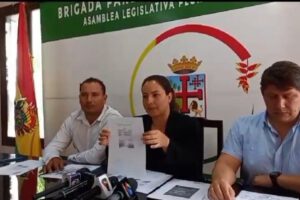 Tres diputados de Creemos denunciando narco vuelo