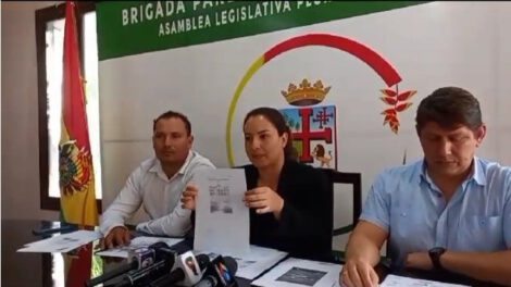 Tres diputados de Creemos denunciando narco vuelo