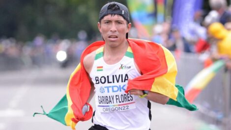 Héctor Garibay con la tricolor boliviana