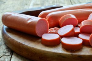 Salud autoriza a 58 empresas para la venta de salchichas