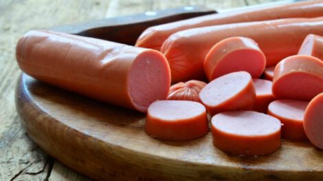 Salud autoriza a 58 empresas para la venta de salchichas