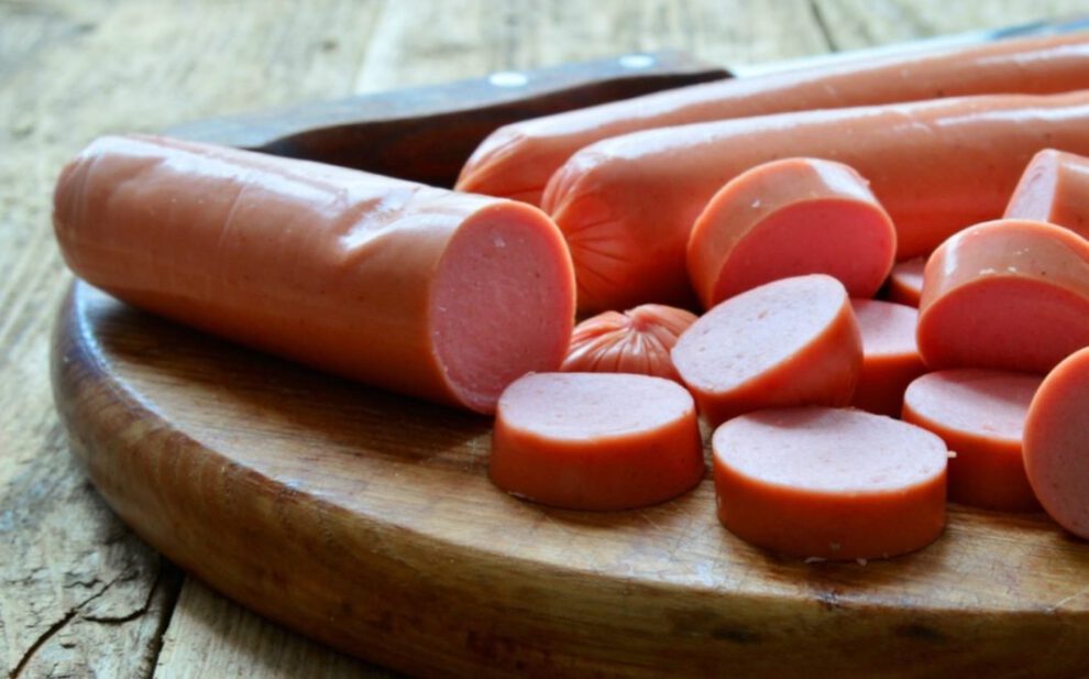 Salud autoriza a 58 empresas para la venta de salchichas