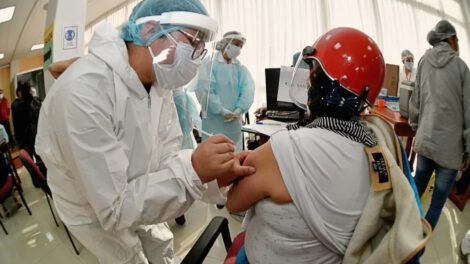 Personal de salud aplica la vacuna contra el coronavirus