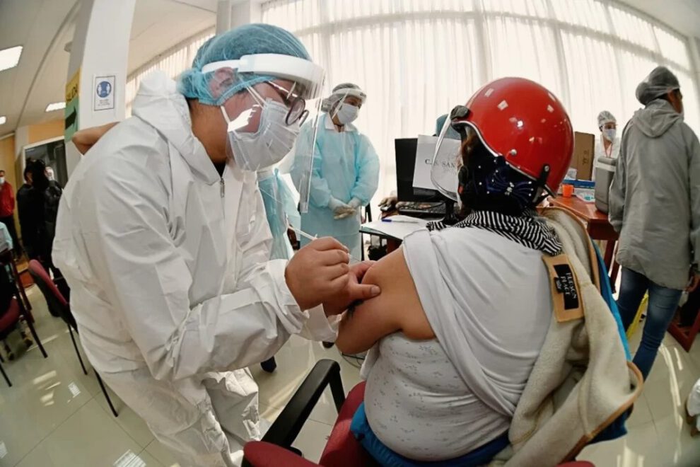 Personal de salud aplica la vacuna contra el coronavirus