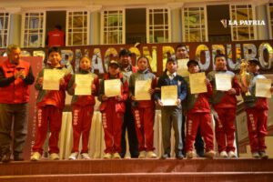 Deportistas del béisbol Sub-12 reciben reconocimiento de la Gobernación de Oruro