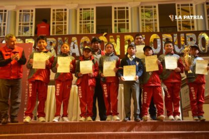 Deportistas del béisbol Sub-12 reciben reconocimiento de la Gobernación de Oruro