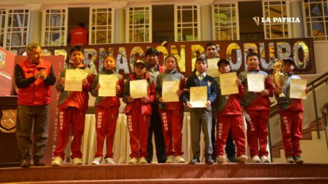 Deportistas del béisbol Sub-12 reciben reconocimiento de la Gobernación de Oruro