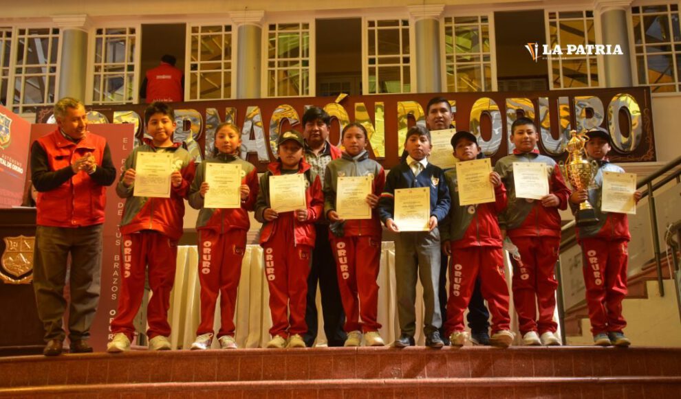 Deportistas del béisbol Sub-12 reciben reconocimiento de la Gobernación de Oruro