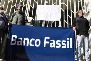 Exfuncionarios de Banco Fassil cobran sus beneficios sociales