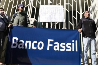 Exfuncionarios de Banco Fassil cobran sus beneficios sociales