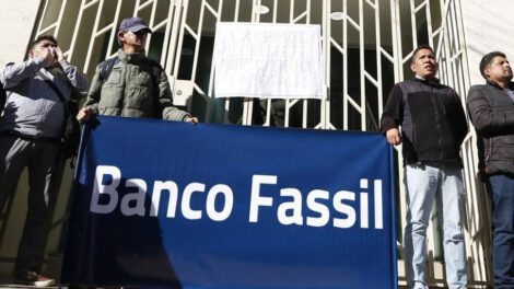 Exfuncionarios de Banco Fassil cobran sus beneficios sociales