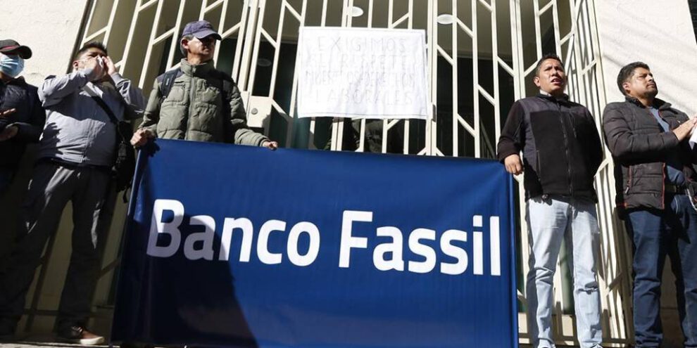 Exfuncionarios de Banco Fassil cobran sus beneficios sociales