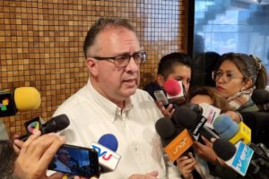 Compra anticipada de tobilleras electrónicas para reos es ilegal, según diputado Alarcón