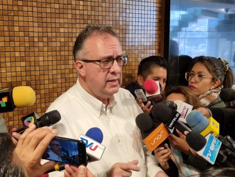 Compra anticipada de tobilleras electrónicas para reos es ilegal, según diputado Alarcón