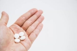 Uso prolongado de aspirina aumenta el riesgo de anemia en adultos mayores