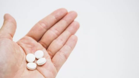 Uso prolongado de aspirina aumenta el riesgo de anemia en adultos mayores