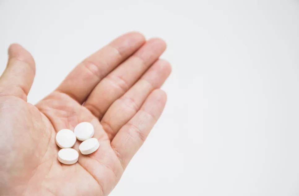 Uso prolongado de aspirina aumenta el riesgo de anemia en adultos mayores