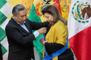 María Teresa Mercado, embajadora de México, recibe condecoración por su papel en el asilo político de Evo Morales
