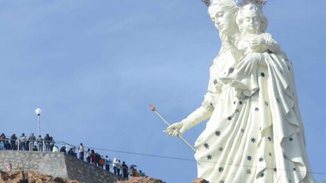 monumento a la Virgen del Socavón en Oruro