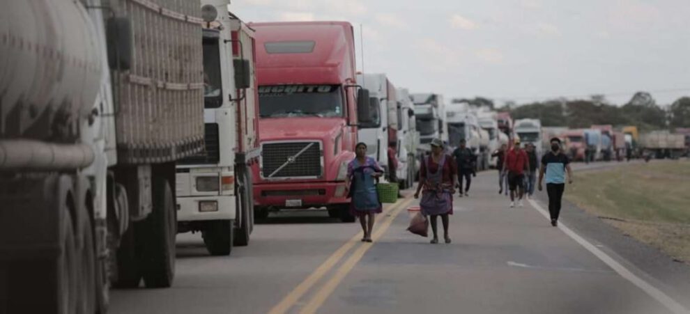 Bloqueos viales en Santa Cruz afectan la economía y exportaciones bolivianas