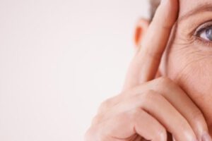 Hábitos que aceleran el envejecimiento y cómo prevenirlos