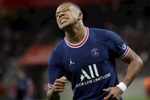 Kylian Mbappé celebra un gol con la camiseta del PSG