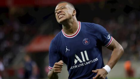 Kylian Mbappé celebra un gol con la camiseta del PSG
