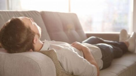 Dormir la siesta retrasa el envejecimiento cerebral