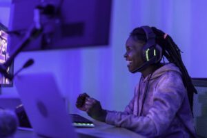 Persona usando Twitch para comprar bits