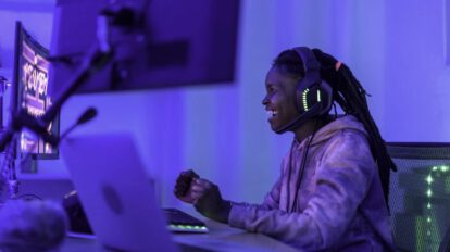 Persona usando Twitch para comprar bits
