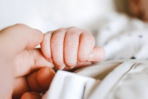 Bebé con ADN de tres personas gracias al tratamiento de donación mitocondrial