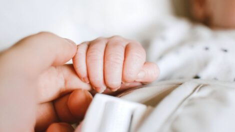 Bebé con ADN de tres personas gracias al tratamiento de donación mitocondrial