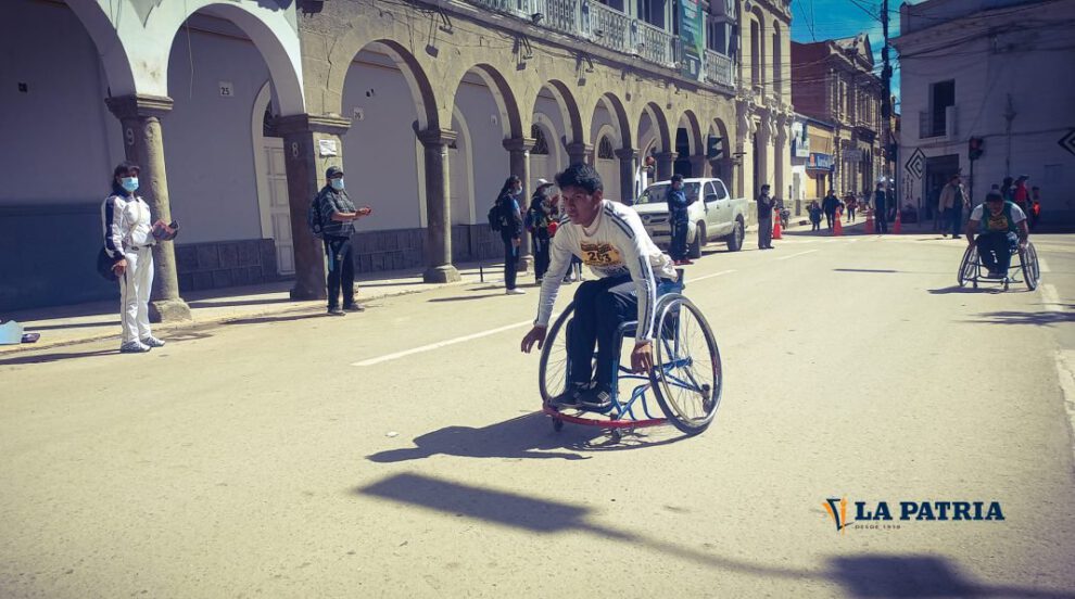 Prueba atlética para personas con discapacidad en Oruro