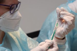 Personal de salud administrando una vacuna contra la influenza