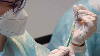 Personal de salud administrando una vacuna contra la influenza