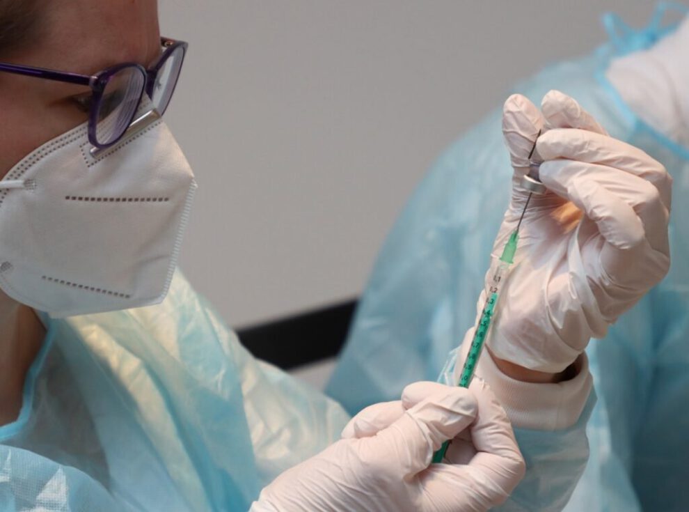 Personal de salud administrando una vacuna contra la influenza