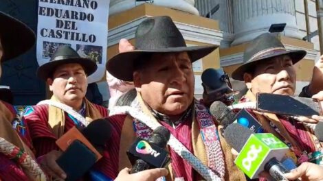 Ponchos Rojos amenazan con chicotear a legisladores que censuraron a Ministro de Gobierno