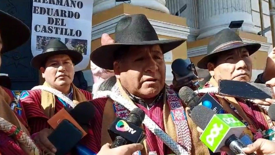 Ponchos Rojos amenazan con chicotear a legisladores que censuraron a Ministro de Gobierno
