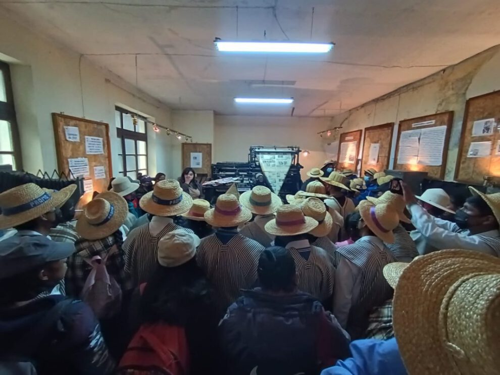 Jóvenes visitan el Museo Gráfico de LA PATRIA