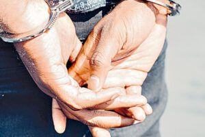 Fotografía ilustrativa de un aprehendido por acoso sexual en colegio